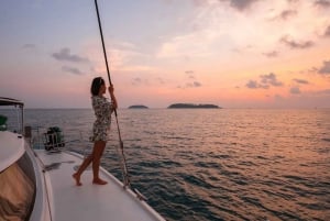 Esperienza privata in catamarano al tramonto a Phuket