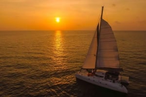 Expérience privée en catamaran au coucher du soleil à Phuket