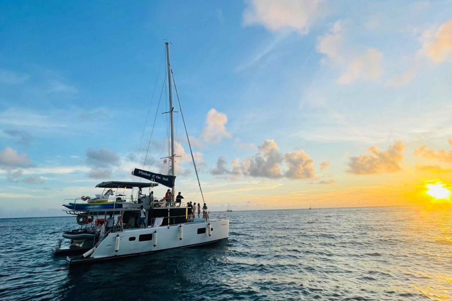 Privat solnedgångskryssning i Phuket med katamaranbåt