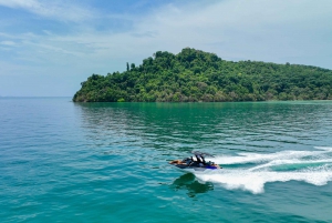 Phuket: Experiência particular de wakesurf em um barco Malibu