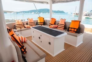 Phuket: Racha og Coral Island Catamaran-dagstur med DJ-fest