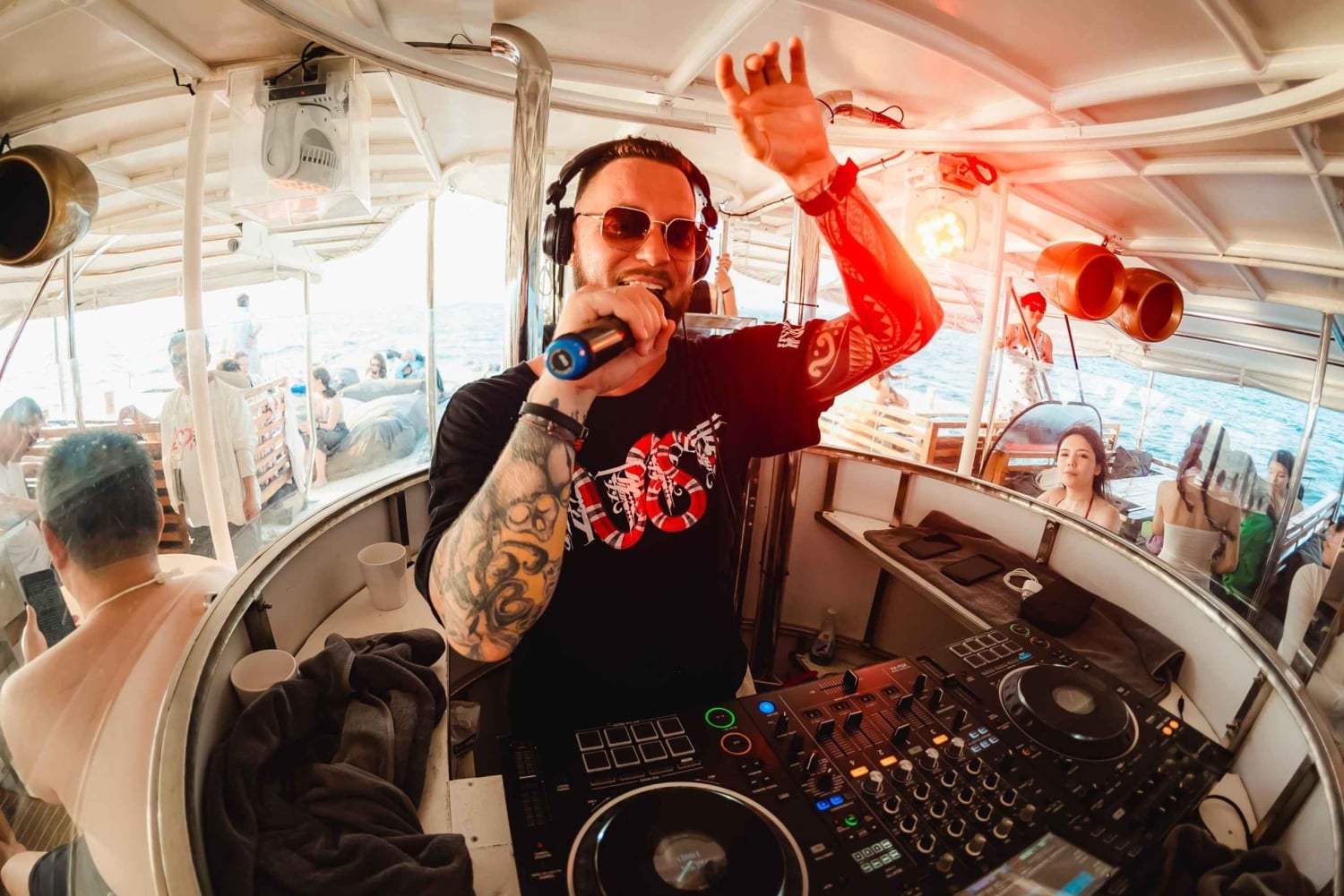 Phuket: Racha och Coral Island Sunset Catamaran Party Tour