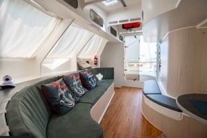 Phuket: Coral & Racha Islands dagstur med lyxkatamaran