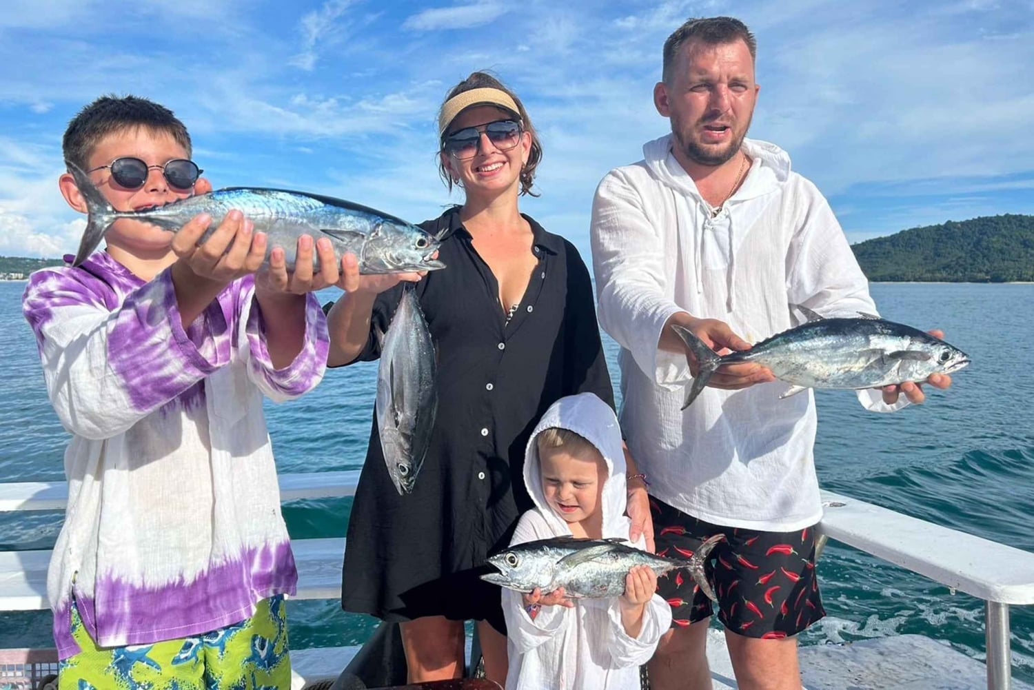 プーケット：ラチャ島フィッシングとスノーケリングボートツアー