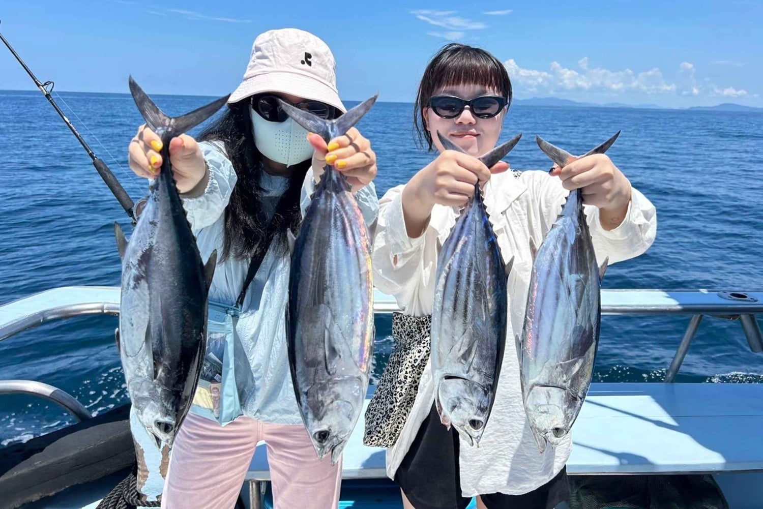プーケット：ラチャ島フィッシングとスノーケリングボートツアー