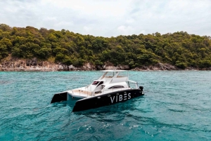 Phuket: Racha Noi & Maiton Catmaran Tour med strandpicknick