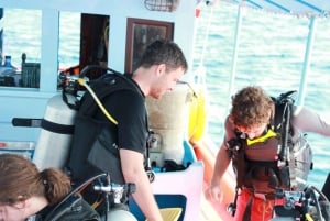 Phuket: Racha Yai 2-morsomme dykk eller snorkeltur med transport