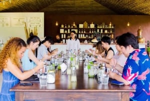Laboratorio di cocktail della distilleria di rum di Phuket e tempio di Wat Chalong