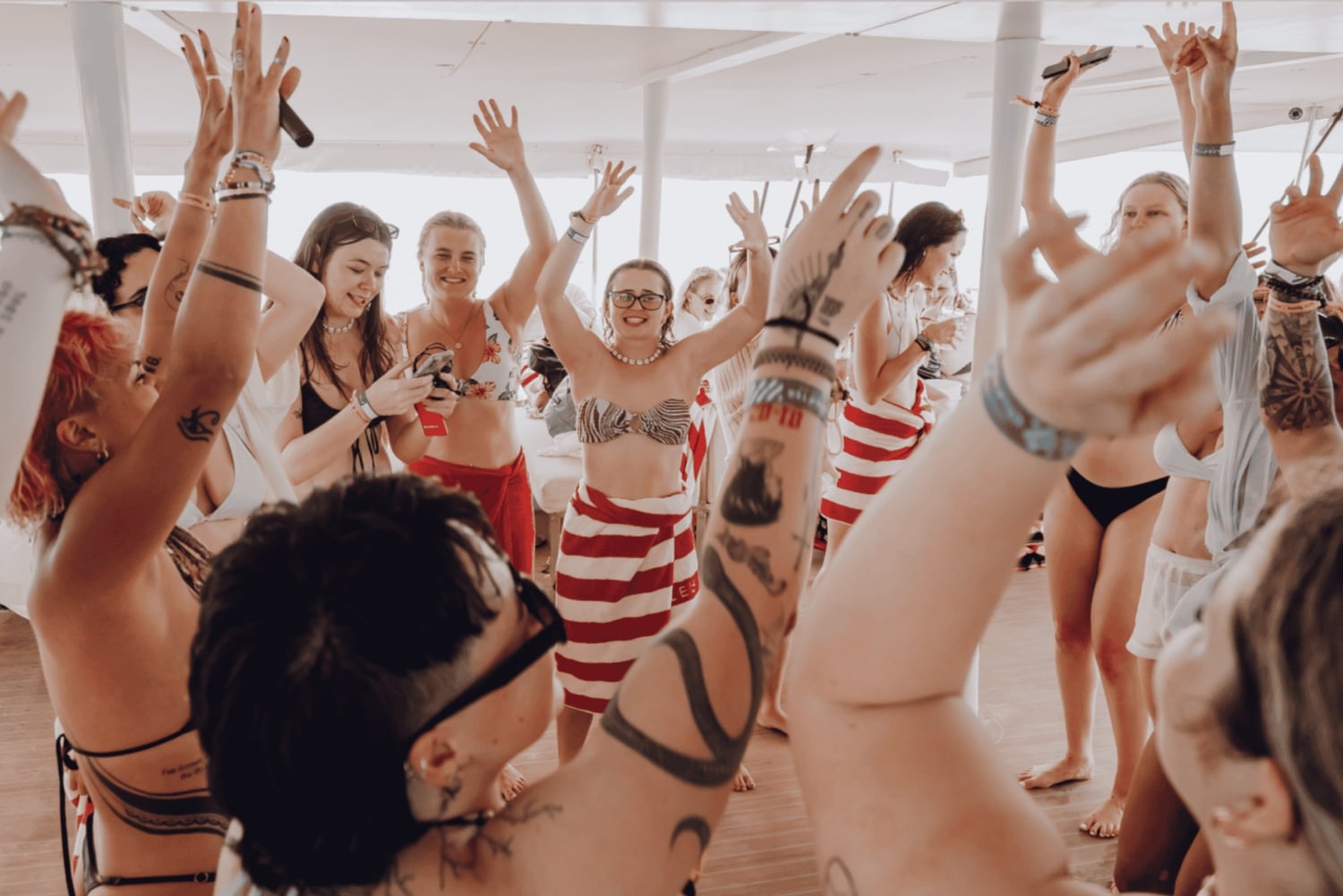 Phuket: Excursão pelas ilhas em iate à vela e cruzeiro de dia inteiro com festa