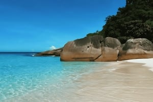 プーケット：スピードボートでシミラン島