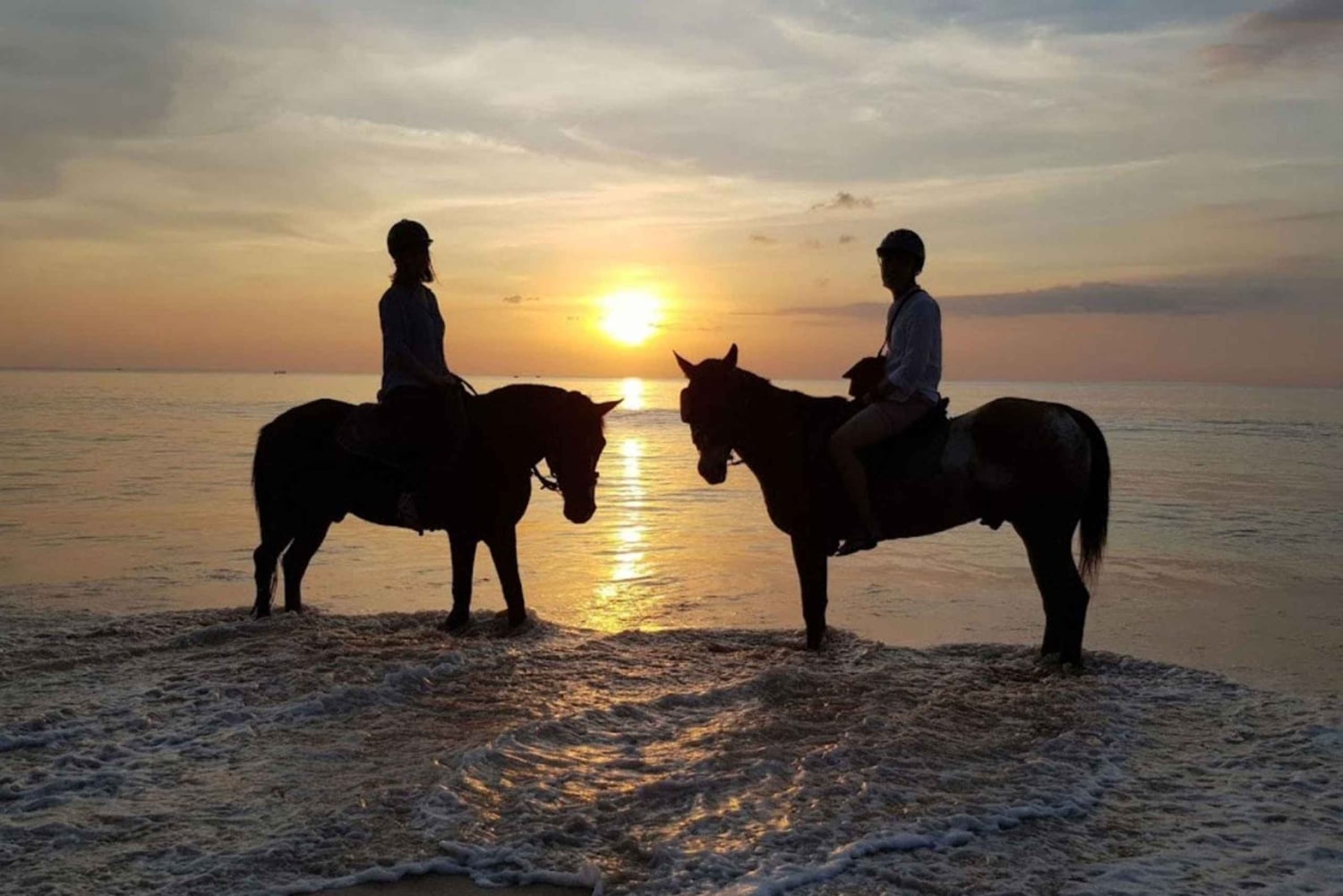 Phuket: Passeio a cavalo pela praia ao pôr do sol