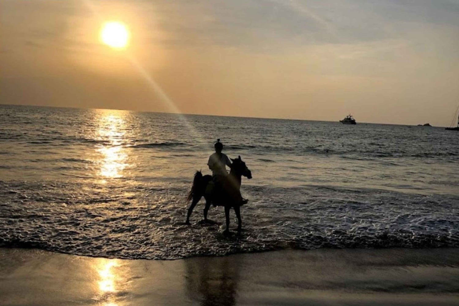 Phuket: Passeio a cavalo pela praia ao pôr do sol