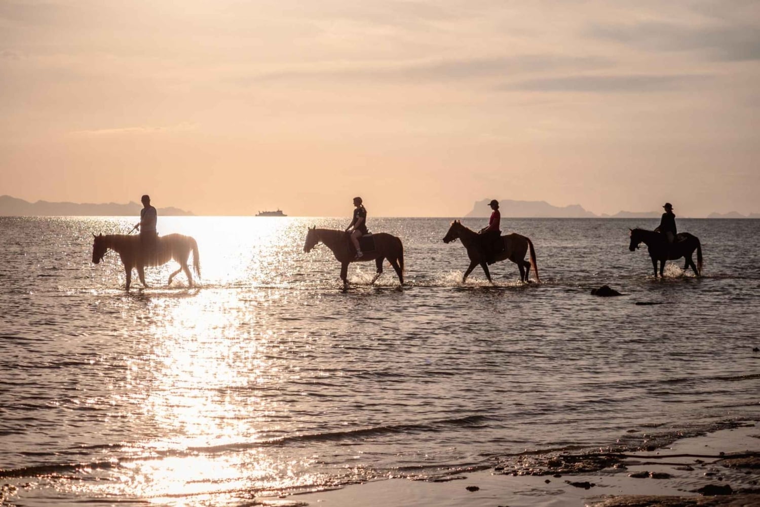 Phuket: Passeio a cavalo pela praia ao pôr do sol