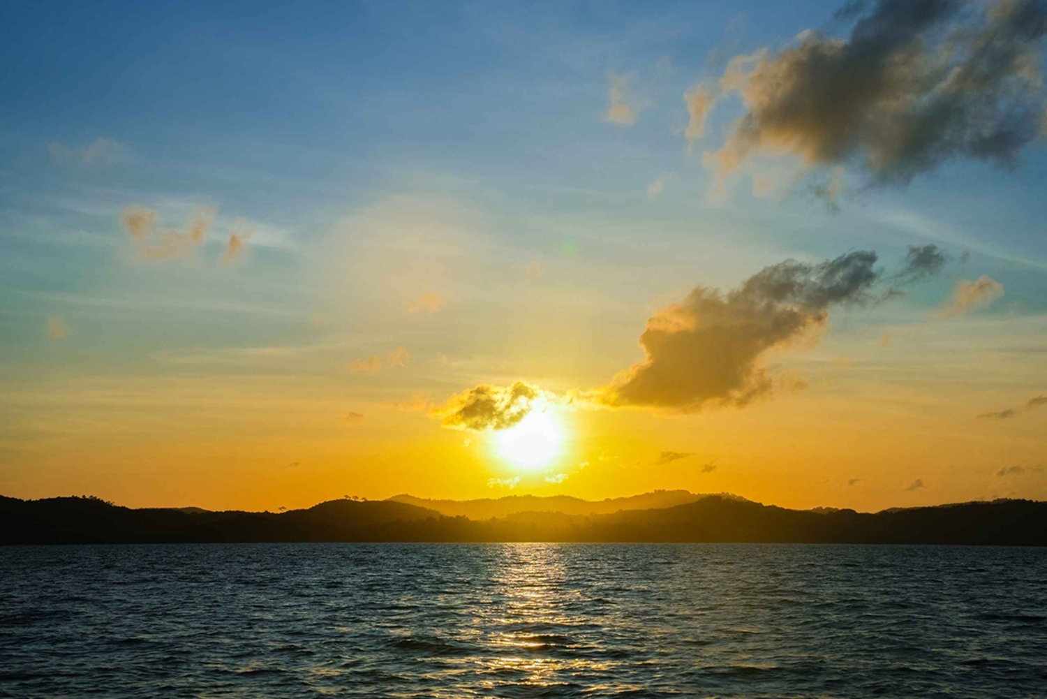 Phuket: Kolacja o zachodzie słońca w zatoce Phang Nga na dużej łodzi