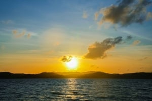 Phuket: Phang Nga Bayn auringonlaskuillallinen isolla veneellä.