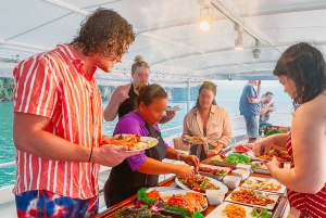 Phuket: Kolacja o zachodzie słońca w zatoce Phang Nga na dużej łodzi