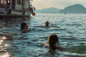 Phuket: Kolacja o zachodzie słońca w zatoce Phang Nga na dużej łodzi