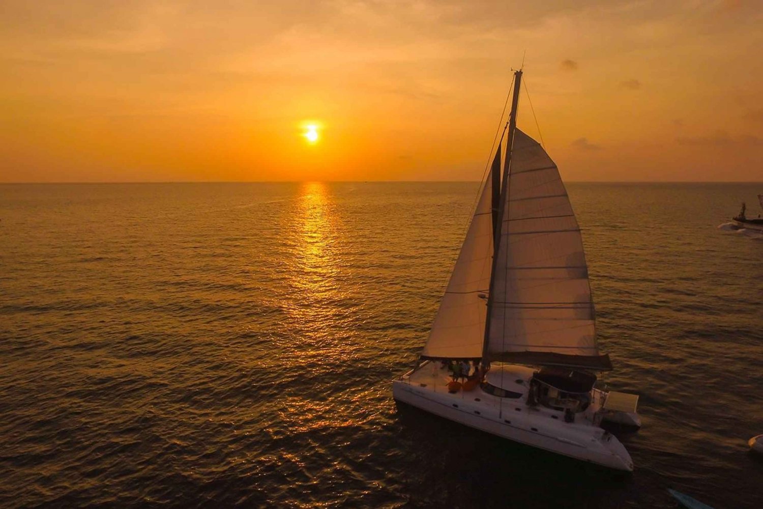 Dîner au coucher du soleil sur le catamaran de Phuket