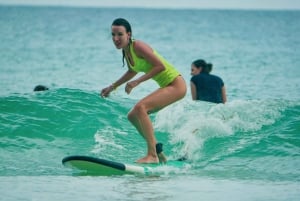 Surfkampen voor tieners in Phuket