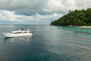 Phuket: Surin-øyene og Moken-landsbyen med premium katamaran