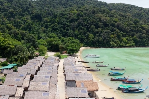 Phuket: Surinöarna och Moken Village med premium katamaran
