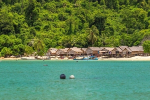 Phuket: Surinöarna och Moken Village med premium katamaran