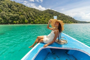 Phuket: Surinöarna och Moken Village med premium katamaran