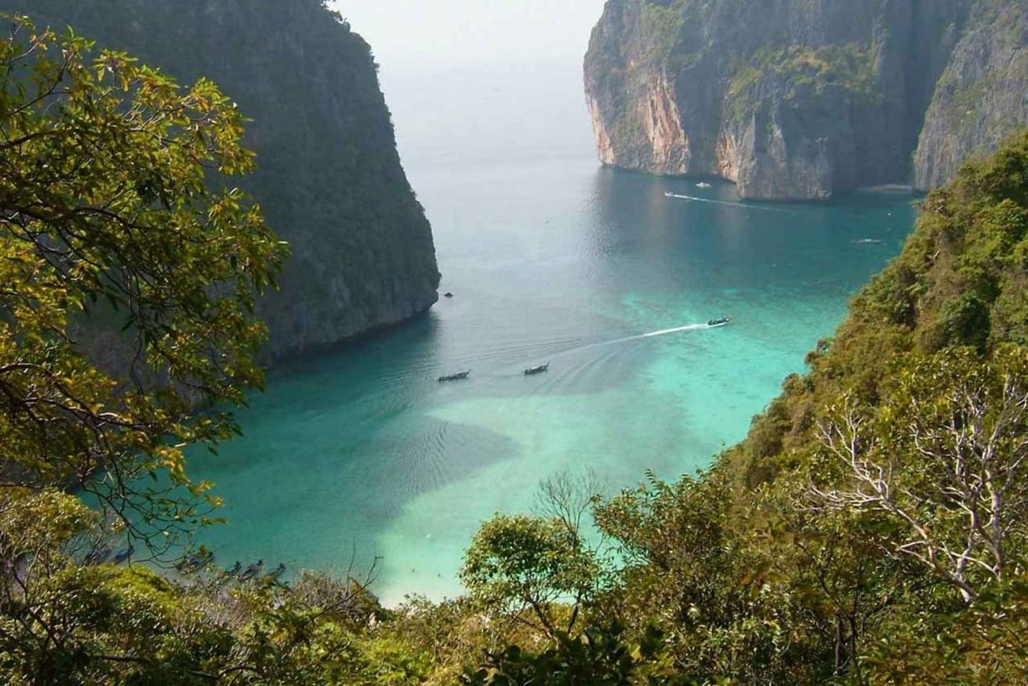 Ganztägiger Luxus-Schnellboot-Charter von Phuket nach Phi Phi