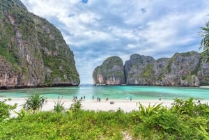 Phuket: Tour in catamarano di ultima generazione a Phi Phi e Maya Bay