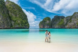 Phuket: Tour in catamarano di ultima generazione a Phi Phi e Maya Bay