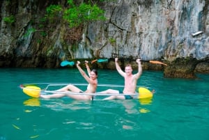 Phuket: Tour in catamarano di ultima generazione a Phi Phi e Maya Bay