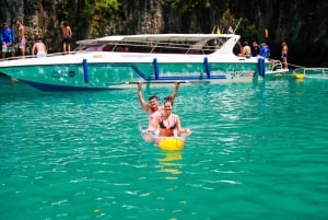 Phuket: Tour in catamarano di ultima generazione a Phi Phi e Maya Bay