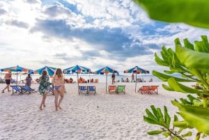 Phuket: Tour in catamarano di ultima generazione a Phi Phi e Maya Bay