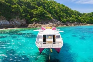 Phuket: Tour in catamarano di ultima generazione a Phi Phi e Maya Bay