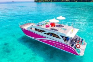 Phuket: Tour in catamarano di ultima generazione a Phi Phi e Maya Bay