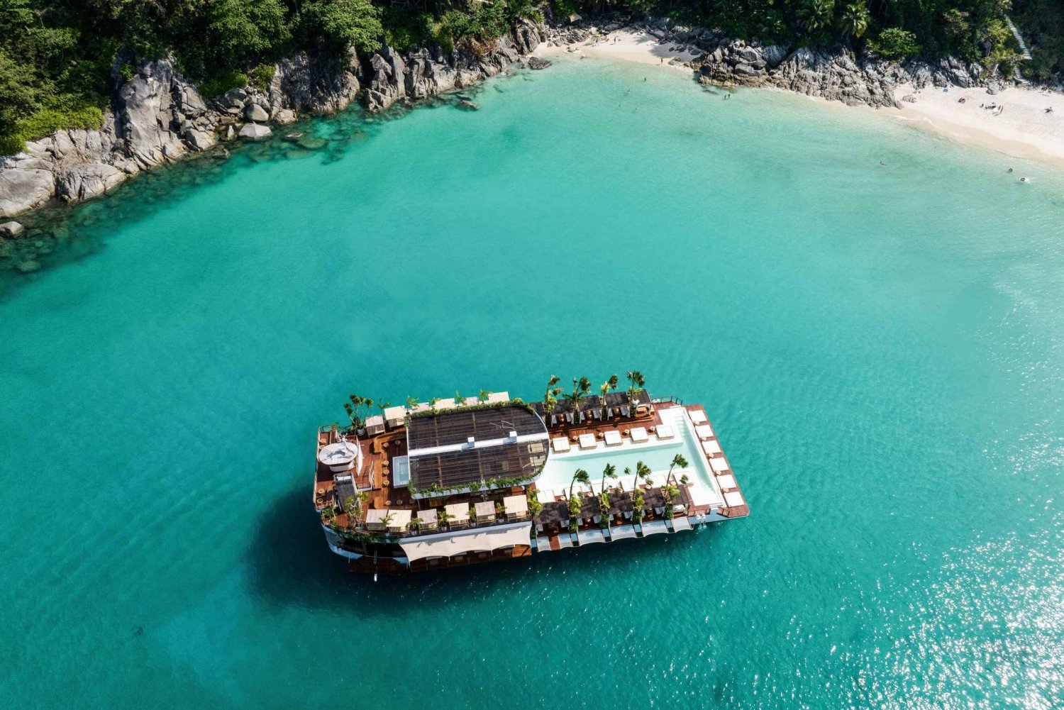 Phuket: Yona Beach Club med adgang til uendelig pool