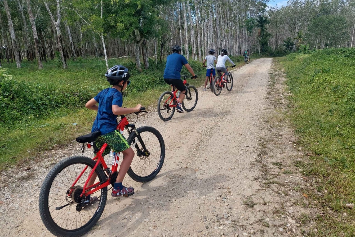 جولة جماعية صغيرة في مسارات فوكيت المخفية لركوب الدراجات