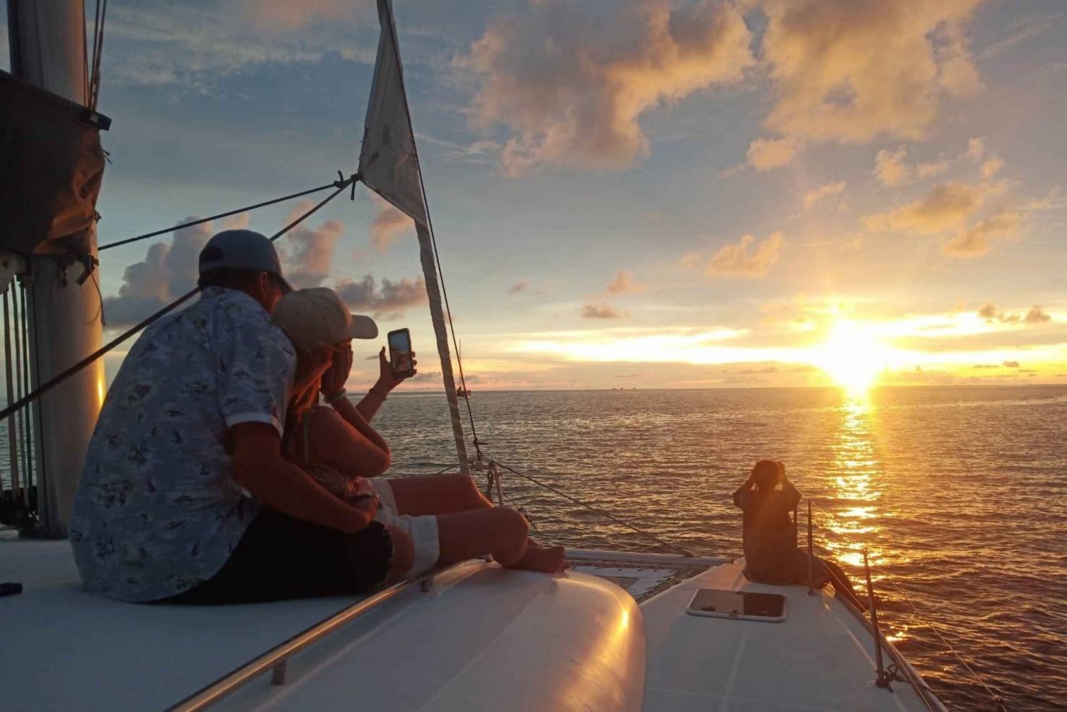 Phuket : Croisière privée en catamaran vers le coucher de soleil sur le corail