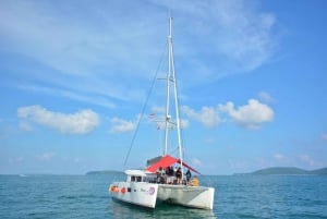Phuket : Croisière privée en catamaran vers les îles Maiton et Corail