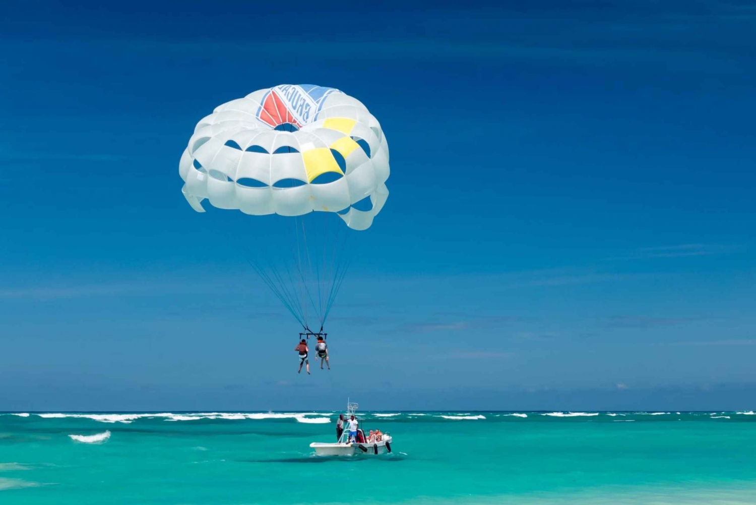Raya et Coral en bateau rapide + parachute ascensionnel