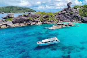 Passeio de catamarã pelas Ilhas Similan + transporte de ida ou volta para o aeroporto