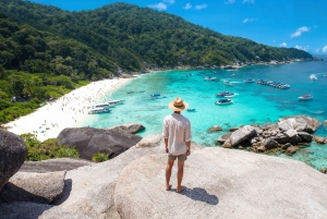 Passeio de catamarã pelas Ilhas Similan + transporte de ida ou volta para o aeroporto