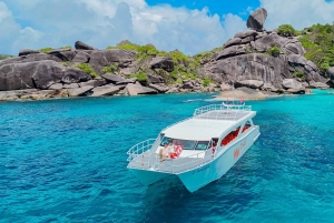 Passeio de catamarã pelas Ilhas Similan + transporte de ida ou volta para o aeroporto