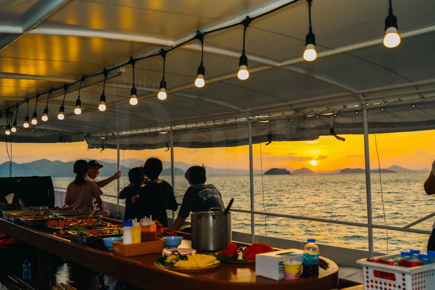 Phuket: Crociera con cena a base di pesce al tramonto nella baia di Phang Nga