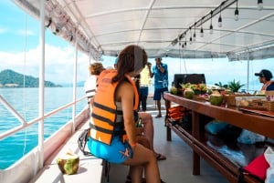 Phuket: Crucero con cena de marisco al atardecer en la bahía de Phang Nga
