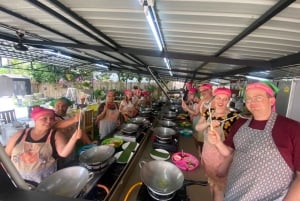 タイ料理教室、市場ツアー、ガーデンツアー付き