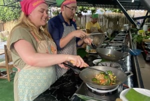Thaimaalainen ruoanlaitto luokka markkinoiden kiertue puutarha kiertue