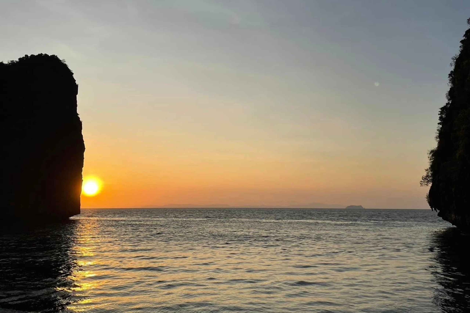 황혼의 바다 카누 팡아 베이와 바이오 발광