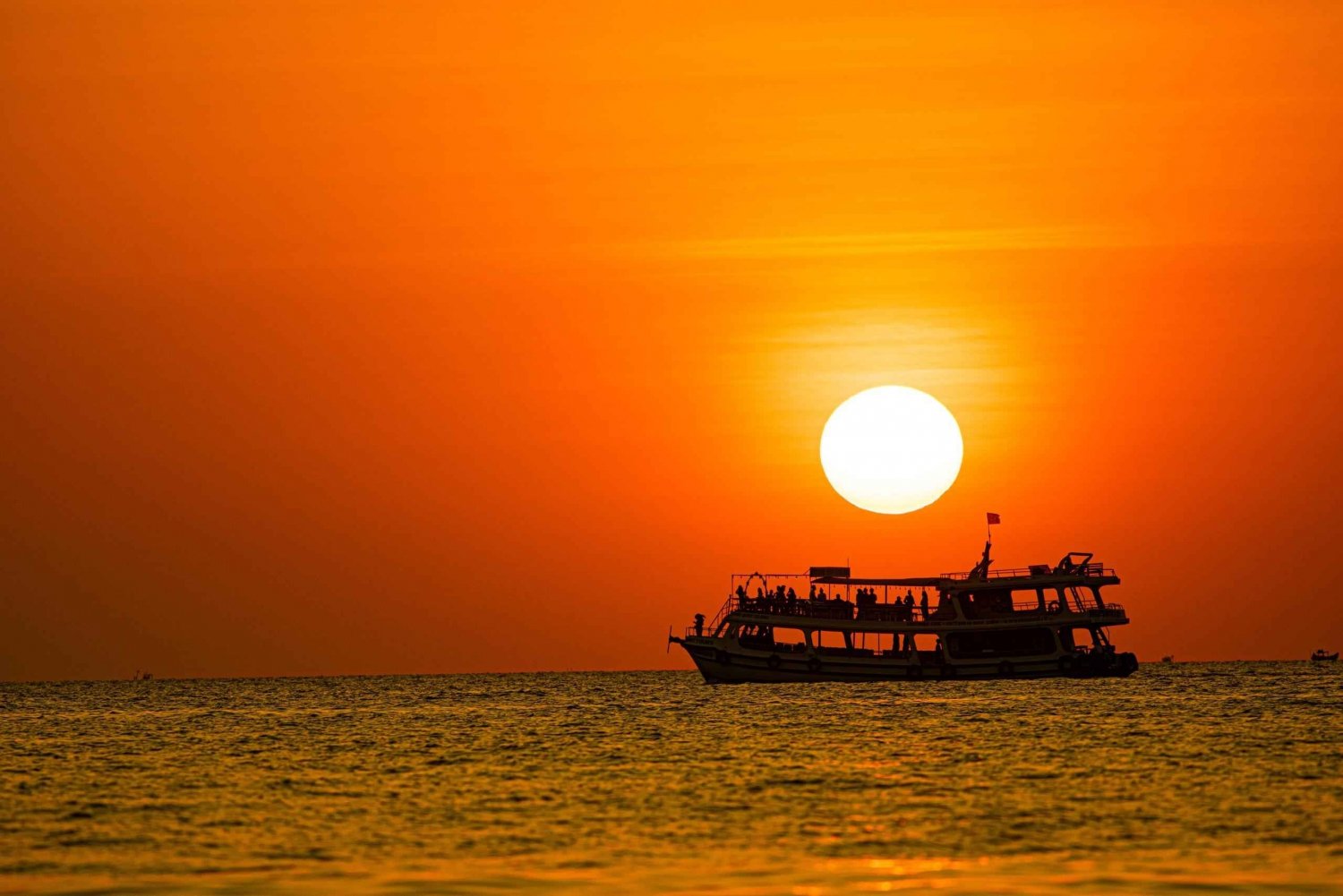 BBQ en feest bij zonsondergang op het eiland in Phu Quoc