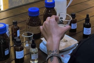 Laboratorio di creazione di profumi a Ho Chi Minh City (Saigon)